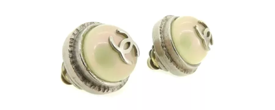 Rare Chanel Vintage 98P, 1998 Spring Pearl CC logo Clip On Earrings